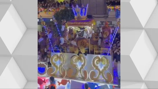 Un paje se cae de la carroza de Baltasar en la Cabalgata de Sevilla Un paje se cae de la carroza de Baltasar en la Cabalgata de Sevilla