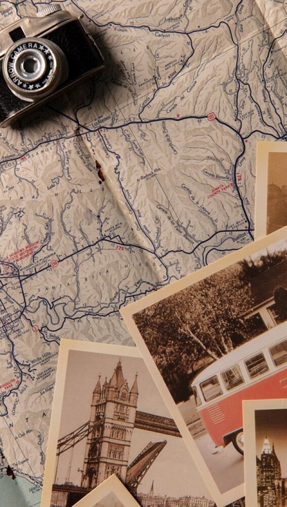 Cámara de fotos, mapa y postales