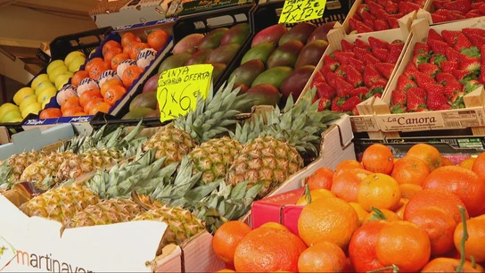 Estantes con fruta Estantes con fruta