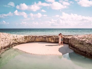 Pareja en la playa, en Canc&uacute;n (M&eacute;xico)
