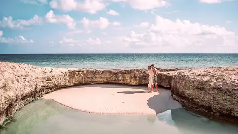 Pareja en la playa, en Cancún (México) Pareja en la playa, en Cancún (México)
