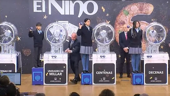 Los niños de San Ildefonso muestran las cifras del primer premio de la Lotería del Niño 2025. Los niños de San Ildefonso muestran las cifras del primer premio de la Lotería del Niño 2025.