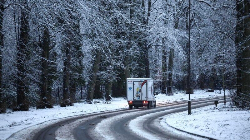 Un camión circula por una carretera cubierta de nieve en Liverpool, Gran Bretaña, el 5 de enero de 2025.