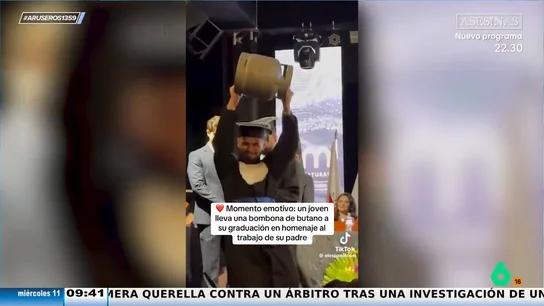 El emotivo homenaje de un hijo a su padre al llevar una bombona de butano en su graduación en reconocimiento a su apoyo El emotivo homenaje de un hijo a su padre al llevar una bombona de butano en su graduación en reconocimiento a su apoyo