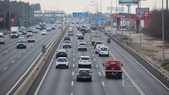 Varios vehículos circulan por la A-4, a 3 de enero de 2025, en Madrid (España). Varios vehículos circulan por la A-4, a 3 de enero de 2025, en Madrid (España).