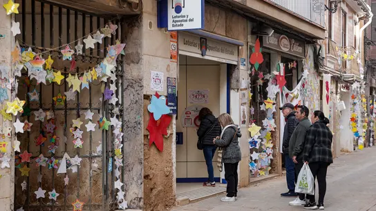 Varias personas espera, este sábado, su turno ante la administración número 1 de Paiporta. Varias personas espera, este sábado, su turno ante la administración número 1 de Paiporta.