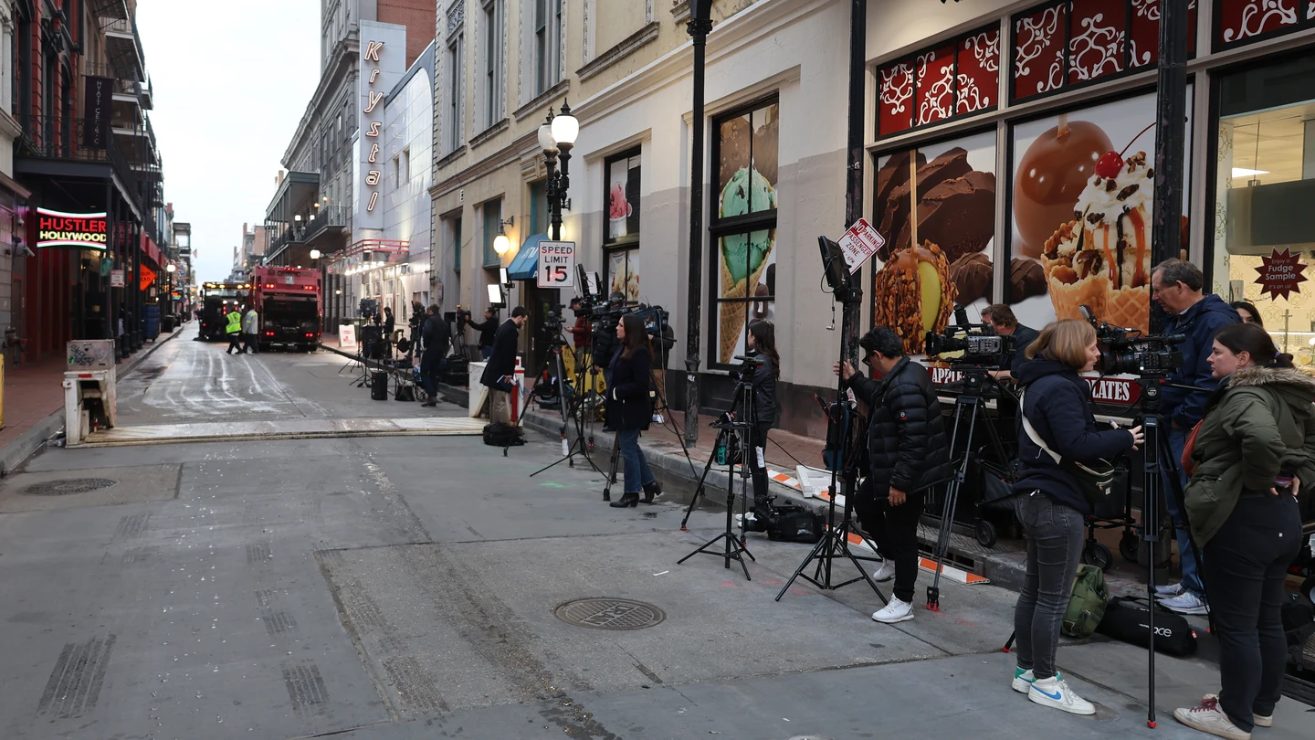 Fotografía de archivo donde periodistas se instalan en las cercanías de la Calle Bourbon donde ocurrió el atropello masivo, en Nueva Orleans (Estados Unidos). Fotografía de archivo donde periodistas se instalan en las cercanías de la Calle Bourbon donde ocurrió el atropello masivo, en Nueva Orleans (Estados Unidos).