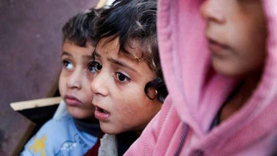 Niños palestinos en un campamento que alberga a personas desplazadas en el área de Al-Mawasi, en Khan Youni. Niños palestinos en un campamento que alberga a personas desplazadas en el área de Al-Mawasi, en Khan Younis.