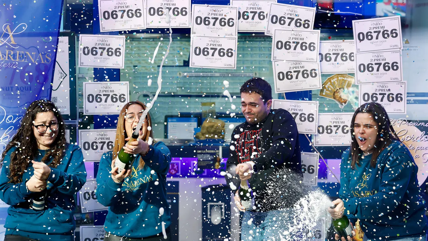El lotero Víctor Fernández (2d), celebra este lunes con cava junto a sus empleadas el haber vendido una serie del segundo premio del sorteo extraordinario de El Niño, el número 06766, en la administración del centro comercial de Las Arenas en Barcelona. El lotero Víctor Fernández (2d), celebra este lunes con cava junto a sus empleadas el haber vendido una serie del segundo premio del sorteo extraordinario de El Niño, el número 06766, en la administración del centro comercial de Las Arenas en Barcelona.