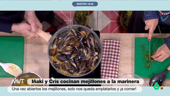 El chef Carlos Maldonado enseña a Iñaki López y Cristina Pardo a cocinar mejillones a la marinera: así es la receta Las clases de cocina de Cristina Pardo e Iñaki López con el chef Carlos Maldonado arrancan este 2025 con un plato con aroma a chiringuito: unos mejillones a la marinera cuya receta explican paso a paso en este vídeo.