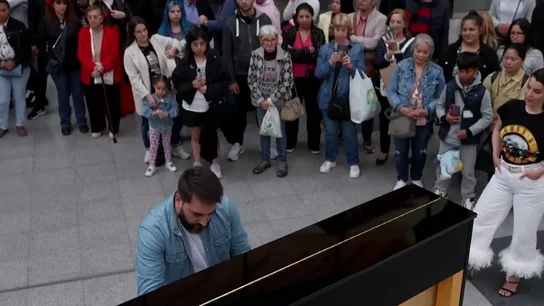 Pablo Llorente toca al piano Serenata de Schubert, el último tema que tocó con su padre fallecido: "Para que me oiga" Pablo Llorente toca al piano Serenata de Schubert, el último tema que tocó con su padre fallecido: "Para que me oiga"