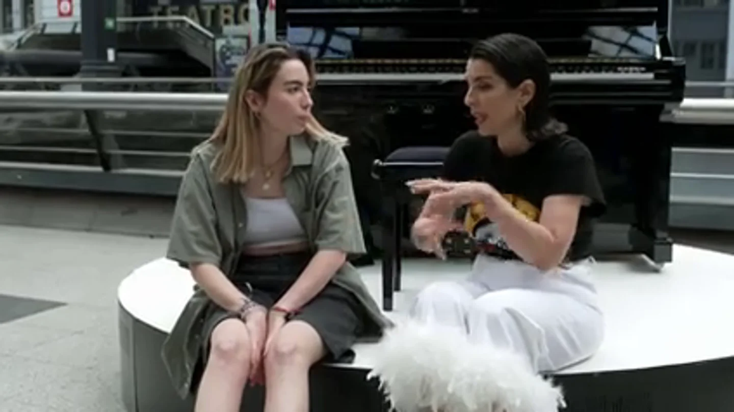 Sara León, hace magia en la estación Príncipe Pio con su interpretación al piano de Bryan Adams Sara León, hace magia en la estación Príncipe Pio con su interpretación al piano de Bryan Adams