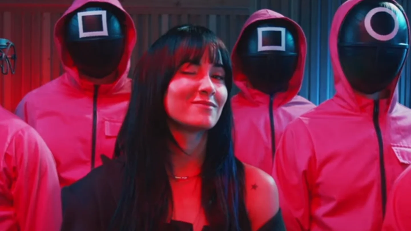 Aitana se adentra en el 'Juego del Calamar' para presentar su docuserie Aitana se adentra en el 'Juego del Calamar' para presentar su docuserie