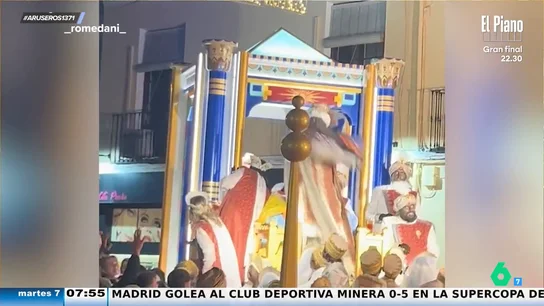 El rey Baltasar la lía en la cabalgata de Reyes de Lucena al tirar un patinete a la multitud  El rey Baltasar la lía en la cabalgata de Reyes de Lucena al tirar un patinete a la multitud