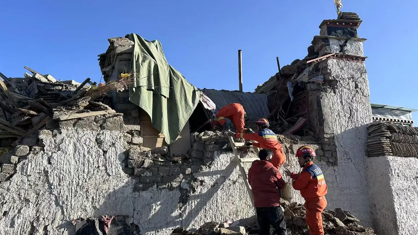 Equipos de bomberos trabajan en la búsqueda de personas tras el terremoto en el Tíbet chino Equipos de bomberos trabajan en la búsqueda de personas tras el terremoto en el Tíbet chino
