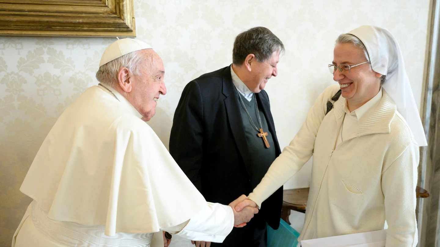 El Papa Francisco saluda a Simona Brambilla El Papa Francisco saluda a Simona Brambilla