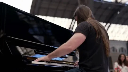 Daniel Vidal sorprende a Pablo López al tocar al piano 'One Summer's day': "Si parece más heavy que una lluvia de hachas" Daniel Vidal sorprende a Pablo López al tocar al piano 'One Summer's day': "Si parece más heavy que una lluvia de hachas"
