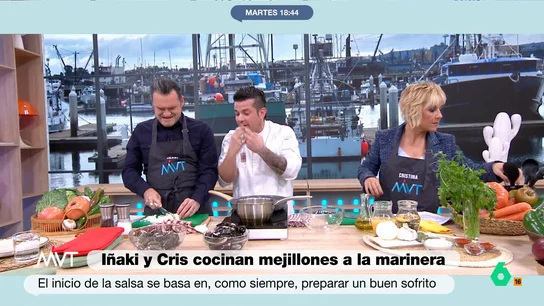 Carlos Maldonado explica el motivo por el que lloramos con la cebolla: "La cortamos mal" Carlos Maldonado enseña a Cristina Pardo e Iñaki López a cocinar unos mejillones a la marinera y, en este vídeo, aprovecha la elaboración del sofrito para explicar por qué lloramos cuando cortamos cebolla.
