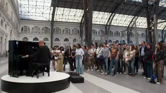 Joan Carles Díaz, el banquero que tras sufrir un infarto empezó a tocar el piano en el Metro: "Llevo 7 años" Joan Carles Díaz, el banquero que tras sufrir un infarto empezó a tocar el piano en el Metro: "Llevo 7 años"