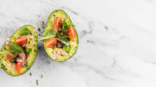 Aguacates rellenos. Comida saludable. Aguacates rellenos. Comida saludable.