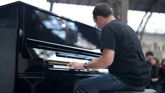 Un ingeniero de caminos alucina a Mika tocando The Beatles: "Menos mal que hacemos 'El Piano' en un país donde existe Abel" Un ingeniero de caminos alucina a Mika tocando The Beatles: "Menos mal que hacemos 'El Piano' en un país donde existe Abel"