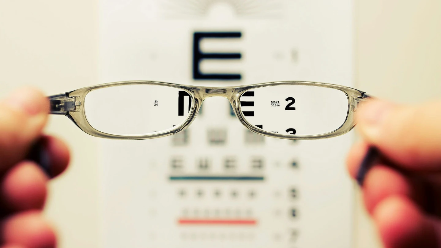 Una persona sujeta unas gafas durante en una consulta. Una persona sujeta unas gafas durante en una consulta.