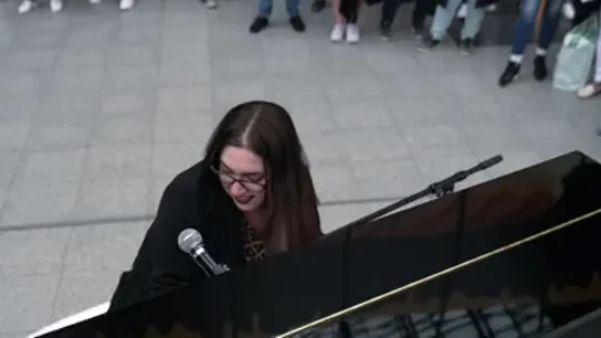 María Díaz toca al piano un "popurrí" Guns N'Roses, Elton John y Lady Gaga que deja loco a Mika María Díaz toca al piano un "popurrí" Guns N'Roses, Elton John y Lady Gaga que deja loco a Mika