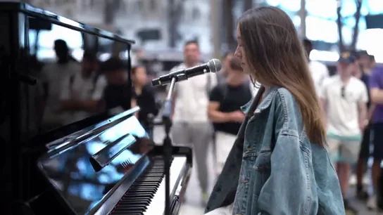 Alba Gómez sorprende a Mika al tocar al piano 'La gata bajo la lluvia' de Rocío Dúrcal: "Canta muy bien" Alba Gómez sorprende a Mika al tocar al piano 'La gata bajo la lluvia' de Rocío Dúrcal: "Canta muy bien"
