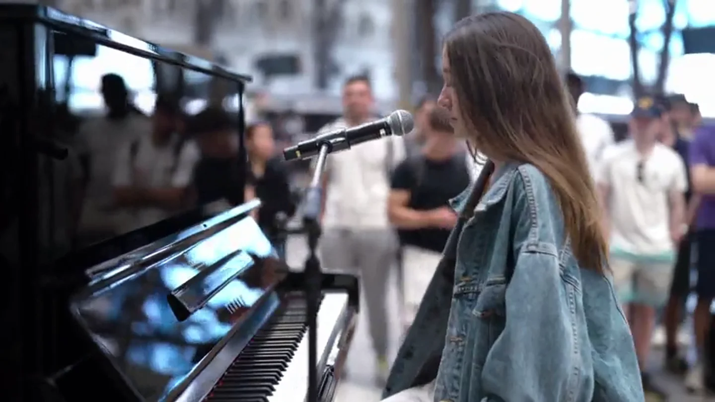 Alba Gómez sorprende a Mika al tocar al piano 'La gata bajo la lluvia' de Rocío Dúrcal: "Canta muy bien" Alba Gómez sorprende a Mika al tocar al piano 'La gata bajo la lluvia' de Rocío Dúrcal: "Canta muy bien"