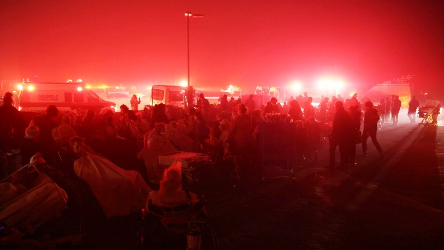 Los residentes de un centro de mayores en Altadena son evacuados de la zona.