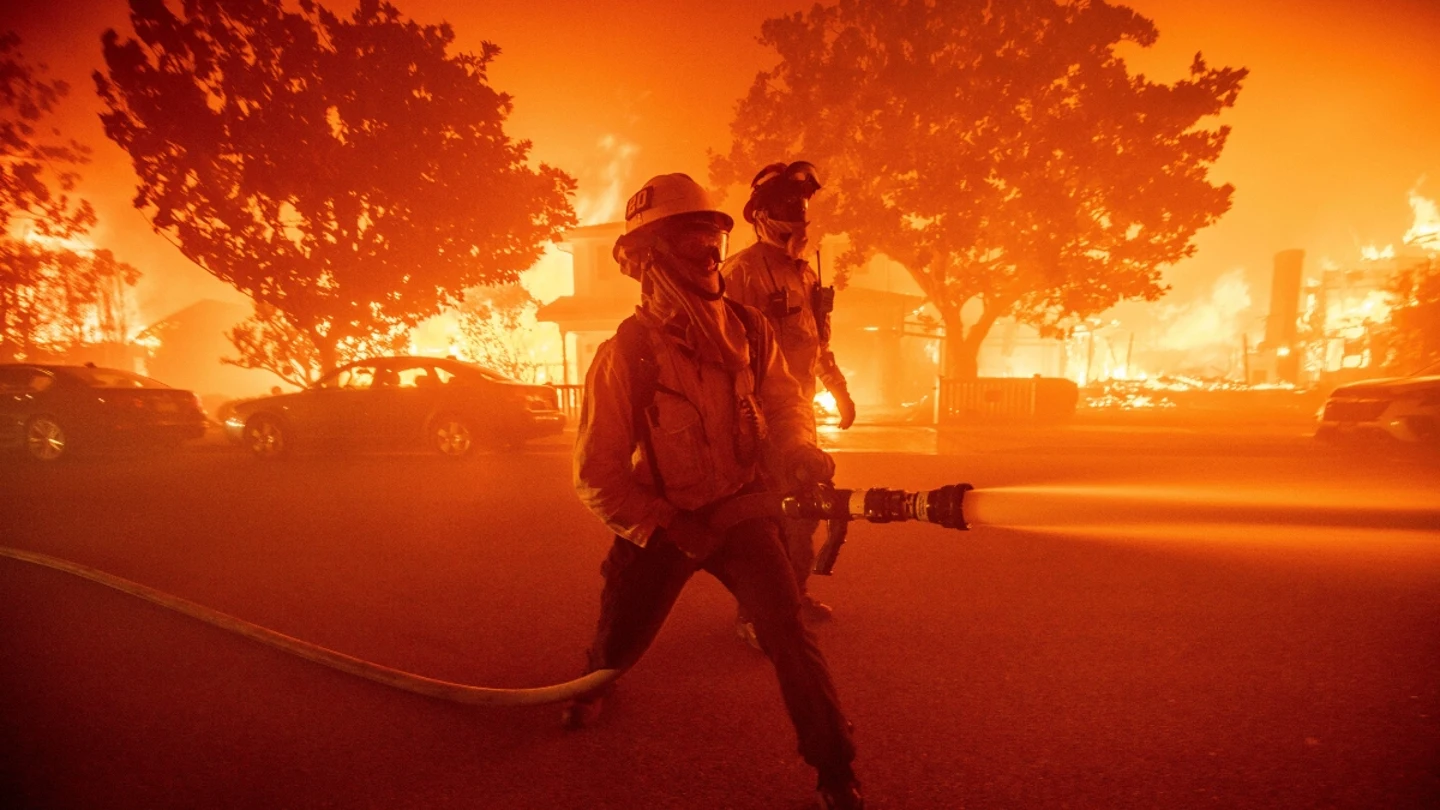 Bomberos luchando contra el fuego en Los Ángeles Bomberos luchando contra el fuego en Los Ángeles