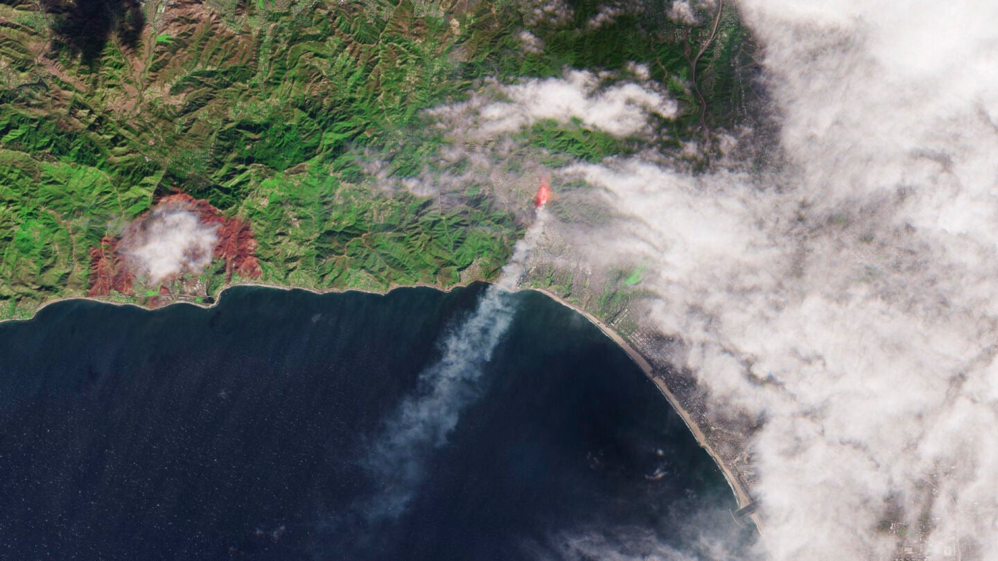 Imagen captada por la misión Sentinel-2 de Copernicus que muestra el humo que se elevaba del incendio cerca de Santa Mónica, California.