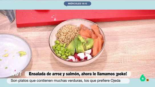 Pablo Ojeda prepara en minutos un poke casero: "La cantidad de nutrientes que vais a tomar en un segundo es increíble" Pablo Ojeda prepara en este vídeo una cena de lo más rica y sana para superar los excesos de las cenas navideñas: un poke casero con arroz integral, salmón, aguacate y edamame con un aliño tan sano como delicioso.