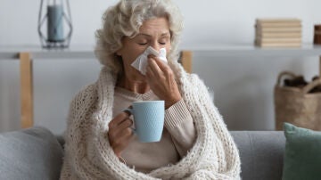 Mujer mayor enferma con un virus respiratorio