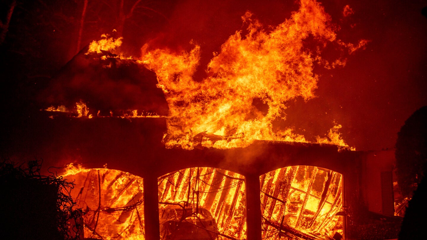 Una casa arrasada por el incendio de Eaton, en Altadena (California).