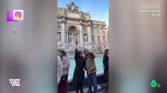 Una turista arroja sin querer su teléfono móvil a la Fontana de Trevi: "En vez de lanzar una moneda ha hecho un bizum" Una chica ha decidido pasarse el juego de la Fontana de Trevi y, en lugar de lanzar una moneda como cualquier turista que visita Roma, tira directamente su teléfono móvil. La reacción de Nacho García y Dani Mateo, en este vídeo.