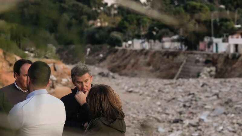 El presidente del Partido Popular (PP), Alberto Núñez Feijóo, durante su visita a Torrent este miércoles.