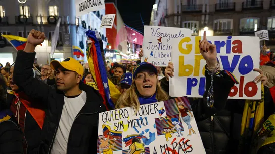 Manifestantes contra Maduro en la Puerta del Sol (Madrid) Manifestantes contra Maduro en la Puerta del Sol (Madrid)
