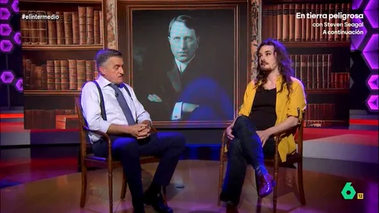 Elon Musk no es el primero: Mikel Herrán recuerda a William Hearst, el magnate pro Hitler que influyó en la política a base bulos Mikel Herrán habla en este vídeo sobre William Randolph Hearst, un magnate que, como ahora Elon Musk, influyó en la política a base de desinformación. Además, simpatizó abiertamente con el nazismo y promulgó el eslogan "America First".