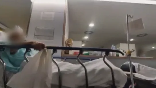 Imagen de un centro de salud desbordado: las camillas y los pacientes están en el pasillo Imagen de un centro de salud desbordado: las camillas y los pacientes están en el pasillo