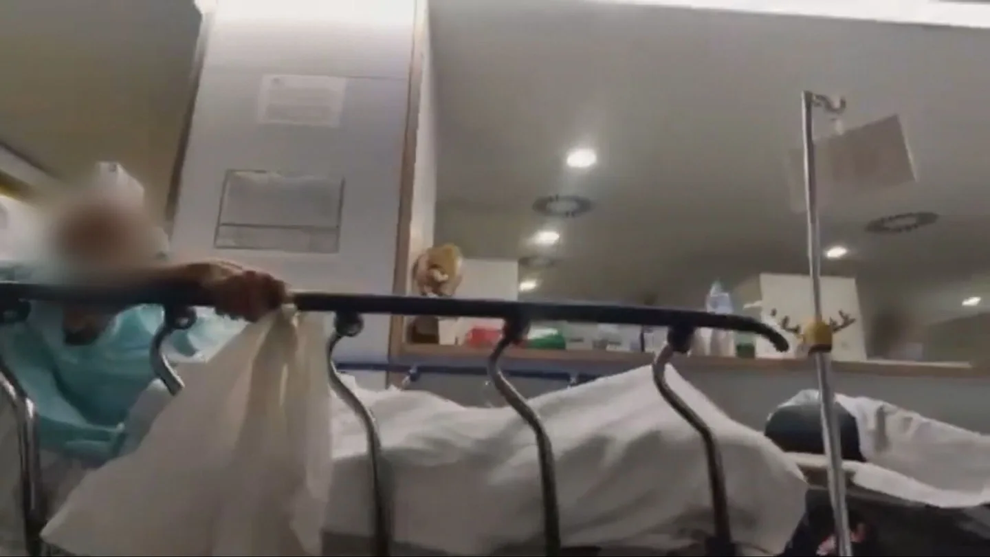Imagen de un centro de salud desbordado: las camillas y los pacientes están en el pasillo Imagen de un centro de salud desbordado: las camillas y los pacientes están en el pasillo