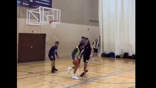 El vídeo de Ricky Rubio sacando su 'magia' en una liga municipal de baloncesto El vídeo de Ricky Rubio sacando su 'magia' en una liga municipal de baloncesto