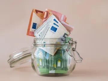 Bote con dinero ahorrado Bote con dinero ahorrado