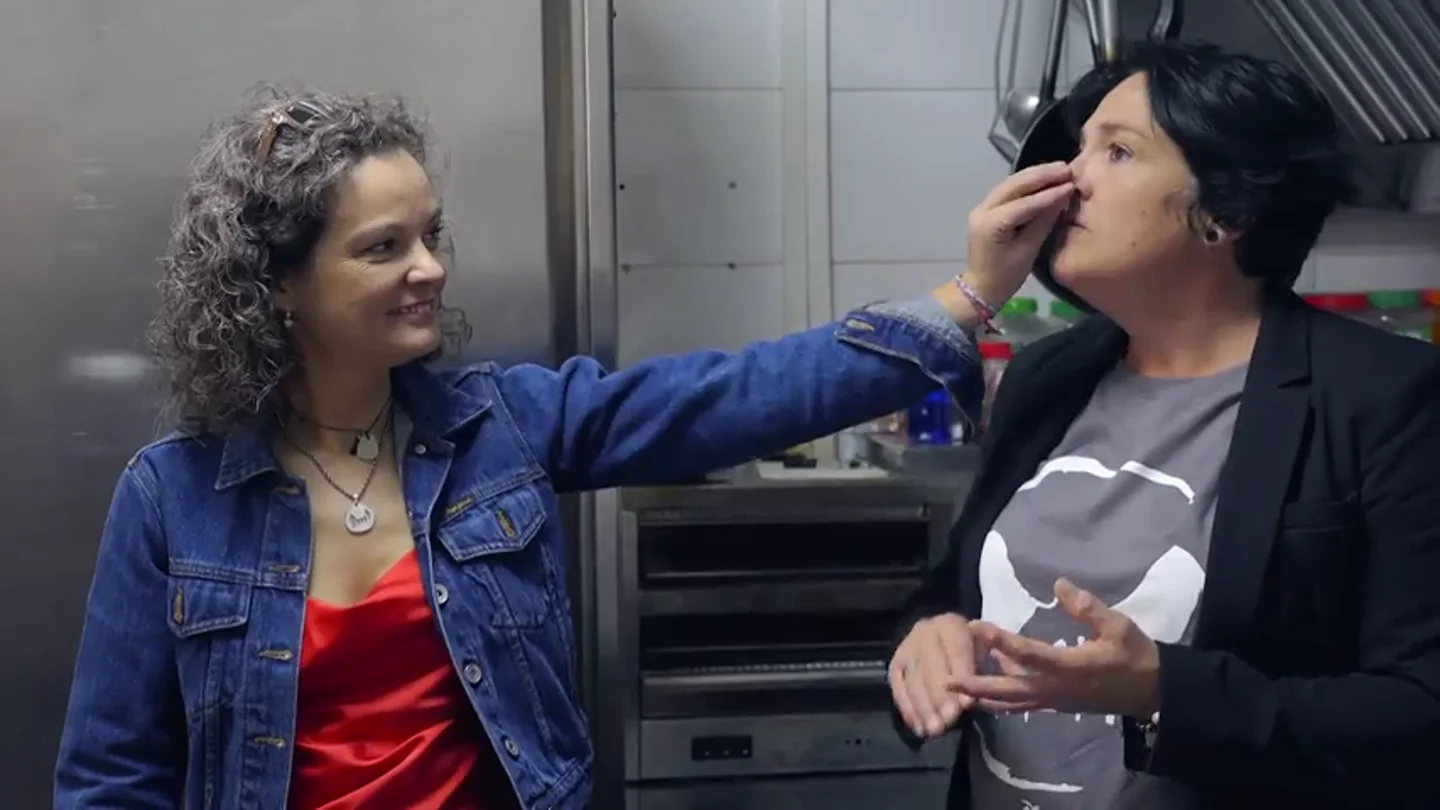 "Las manos me olían a 'chochovieja'": la dueña de 'Tu pescaíto' carga contra 'Fusión Lío' tras hurgar en sus neveras "Las manos me olían a 'chochovieja'": la dueña de 'Tu pescaíto' carga contra 'Fusión Lío' tras hurgar en sus neveras