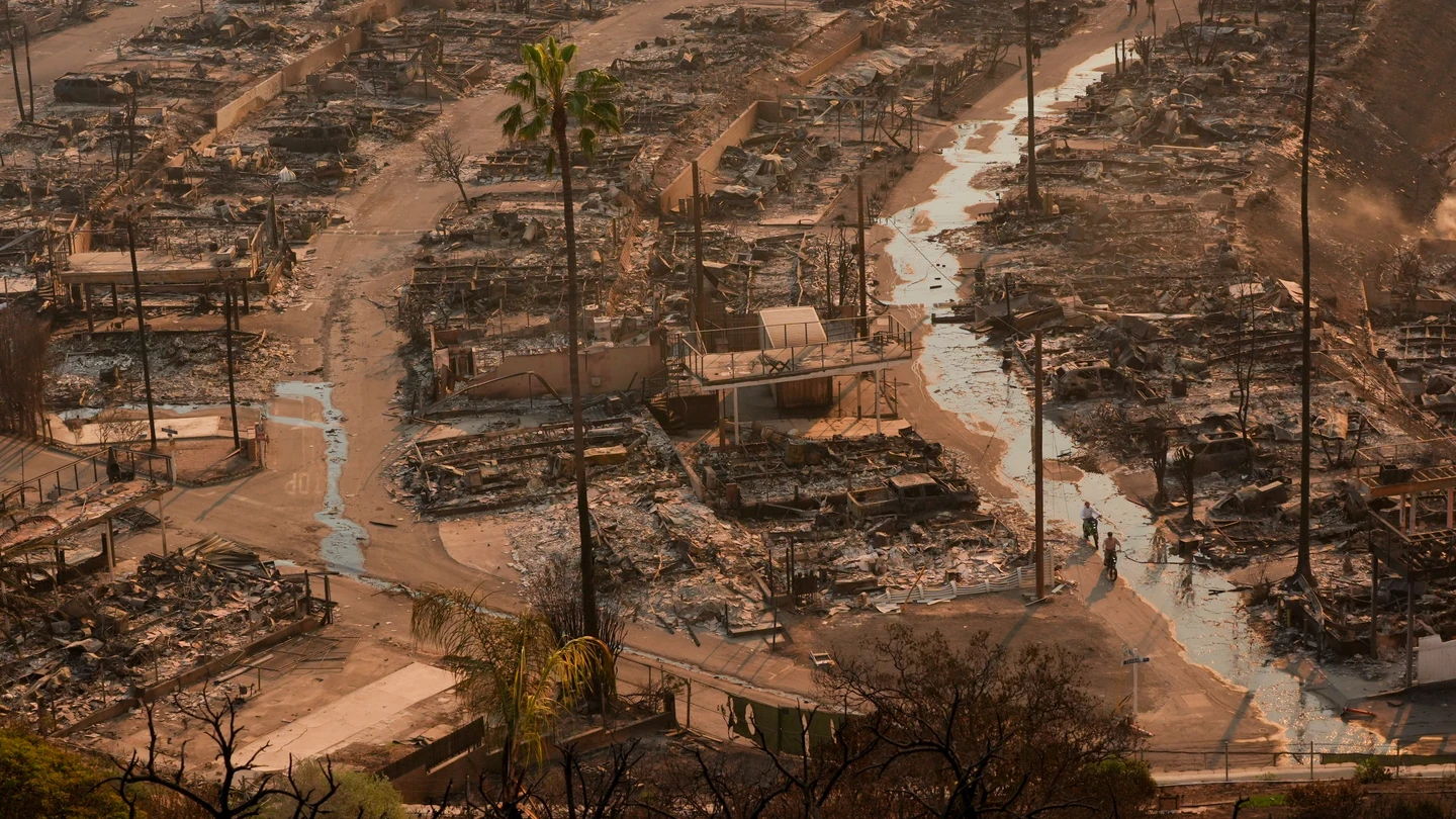 Devastación en el barrio de Pacific Palisades de Los Ángeles tras el paso de las llamas, este jueves. Devastación en el barrio de Pacific Palisades de Los Ángeles tras el paso de las llamas, este jueves.