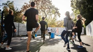 Personas haciendo ejercicio en la calle