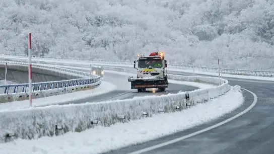 Una máquina quitanieves aparta la nieve de la carretera en Cantabria. Una máquina quitanieves aparta la nieve de la carretera en Cantabria.