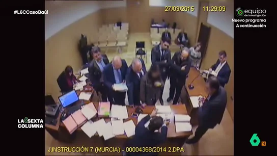 Un juez, al ver a una menor víctima de explotación sexual rodeada de abogados de los acusados Mientras una de las víctimas del 'caso Baúl' intenta identificar a los acusados entre lágrimas, los abogados de estos la rodean mientras el juez le pide que grite. laSexta Columna analiza con expertos en el caso esta terrible escena.