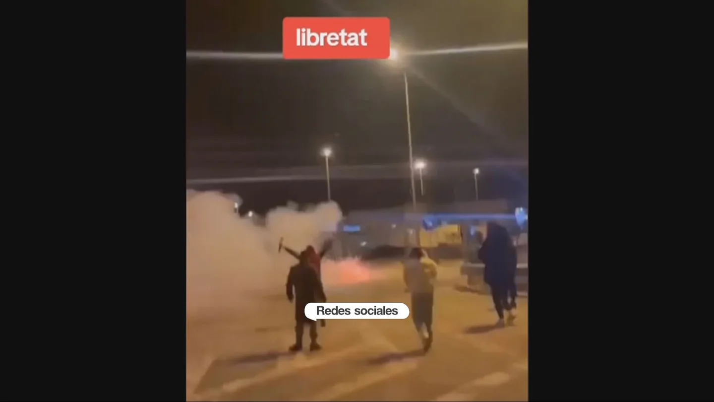La bochornosa salida de prisión del joven que atropelló a un menor y se dio a la fuga: fuegos artificiales y limusina para salir de fiesta La bochornosa salida de prisión del joven que atropelló a un menor y se dio a la fuga: fuegos artificiales y limusina para salir de fiesta