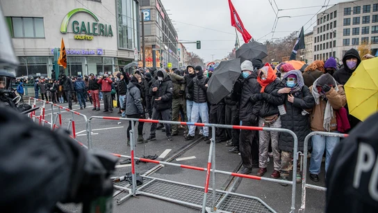 Manifestantes se agolpan a las puertas del salón de congresos donde se ha celebrado el congreso de AfD Manifestantes se agolpan a las puertas del salón de congresos donde se ha celebrado el congreso de AfD